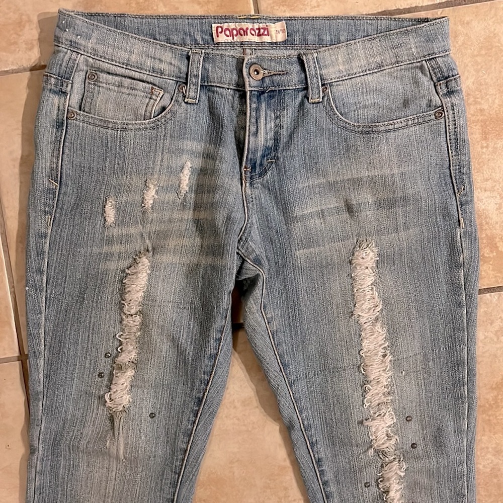 Paparazzi Light Wash Distressed Jeans in Junior’s size 9/10